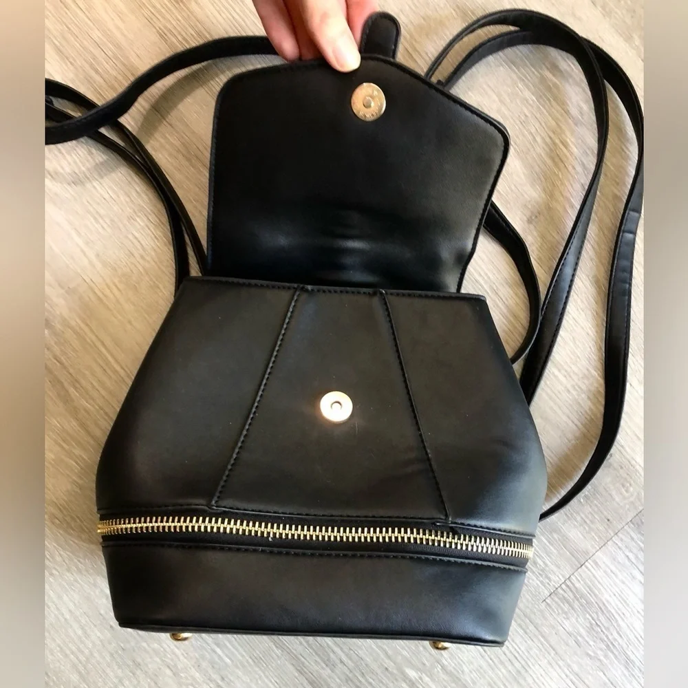 Simple black and gold mini backpack - Picture 3 of 6